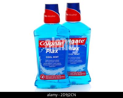 BUCAREST, ROMANIA - 8 DICEMBRE 2015. Collutorio Colgate Plax Cool Mint. Colgate Plax collutorio fornisce 12 ore di protezione contro batteri e acqua Foto Stock