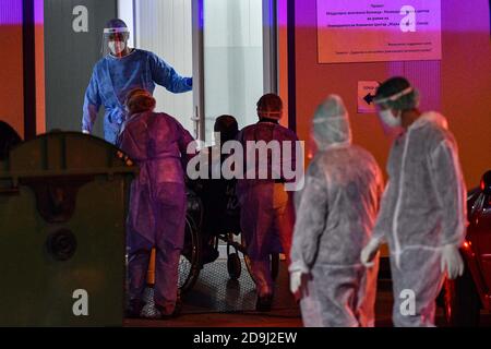 Skopje, Macedonia del Nord. 5 Nov 2020. Operatori medici in cambio protettivo un paziente COVID-19 presso la Clinica Universitaria per le malattie infettive a Skopje, Macedonia del Nord, il 5 novembre 2020. Credit: Tomislav Georgiev/Xinhua/Alamy Live News Foto Stock