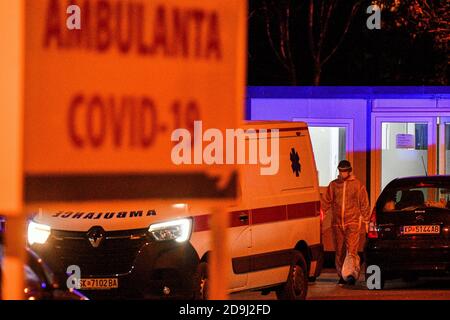 Skopje, Macedonia del Nord. 5 Nov 2020. Un medico in attrezzatura protettiva si prepara a trasferire un paziente COVID-19 presso la Clinica Universitaria per le malattie infettive a Skopje, Macedonia del Nord, il 5 novembre 2020. Credit: Tomislav Georgiev/Xinhua/Alamy Live News Foto Stock