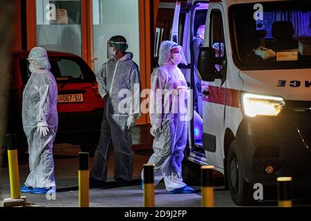 Skopje, Macedonia del Nord. 5 Nov 2020. I medici in attrezzatura protettiva si preparano a trasferire un paziente COVID-19 presso la Clinica Universitaria per le malattie infettive a Skopje, Macedonia del Nord, il 5 novembre 2020. Credit: Tomislav Georgiev/Xinhua/Alamy Live News Foto Stock