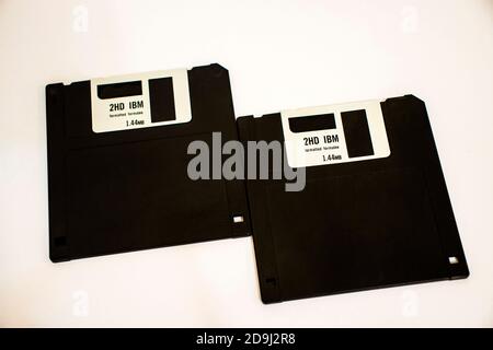Vecchi floppy disk su sfondo bianco. All'interno Foto Stock