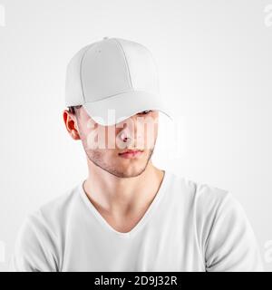 Modello di un cappello da baseball bianco sulla testa di un ragazzo, headdress per la protezione dal sole, isolato sullo sfondo. Mockup di cappelli sportivi con visiera, univers Foto Stock