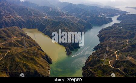 --file--Vista aerea dei colori verde chiaro e verde scuro formati all'estuario del Fiume giallo e del Fiume Tao nella prefettura autonoma di Hui Foto Stock