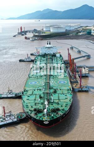 Una petroliera di nome al YARMOUK porti al porto di Shihua e il petrolio crudele viene scaricato, città di Zhoushan, provincia dello Zhejiang della Cina orientale, il 15 ottobre 2020. IO Foto Stock