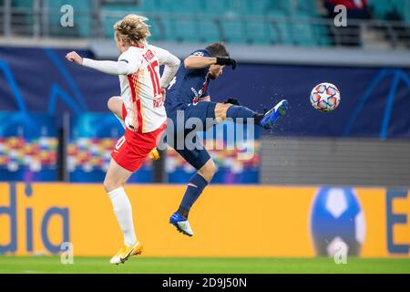 Lipsia, Germania. 05 novembre 2020. Emil FORSBERG (li., L) contro Alessandro FLORENZI (PSG), azione, duelli, Champions League di calcio, palco di gruppo, gruppo H, giorno 3, RB Leipzig (L) - Paris St. Germain (PSG) 2: 1, il 20.10 a Lipsia/Germania. Â | utilizzo in tutto il mondo Credit: dpa/Alamy Live News Foto Stock