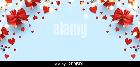 Regali con arco in raso rosso e cuori. Foto Stock