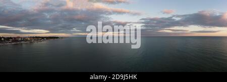 Panorama mattutino del mare e della città sulla costa. Vista dal mare Foto Stock