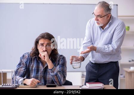 Due dipendenti nel concetto di pensionamento Foto Stock