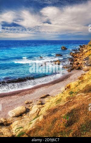 Immagine HDR di una spiaggia isolata sull'isola di Skiathos una giornata nuvolosa Foto Stock