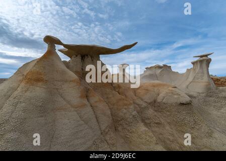 Le ali rock formazione in Bisti Wilderness Area, Nuovo Messico, STATI UNITI D'AMERICA Foto Stock