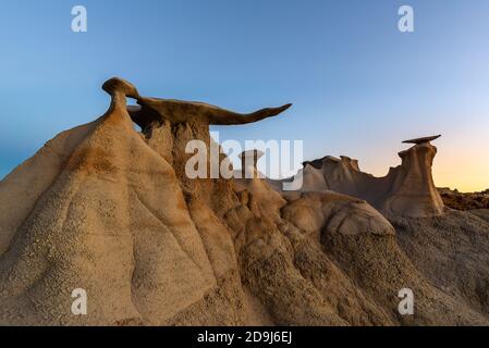 Le ali rock formazione presso sunrise, Bisti/De-Na-Zin Wilderness Area, Nuovo Messico, STATI UNITI D'AMERICA Foto Stock