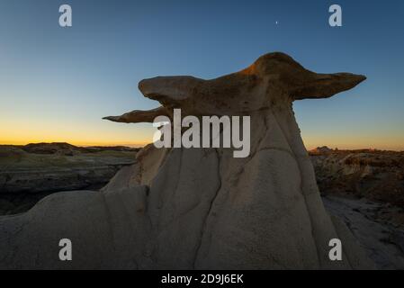 Le ali rock formazione presso sunrise, Bisti/De-Na-Zin Wilderness Area, Nuovo Messico, STATI UNITI D'AMERICA Foto Stock