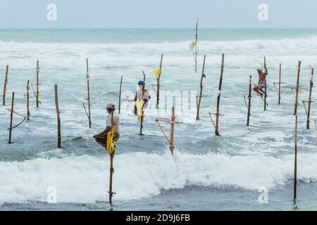 Weligama, Provincia del Sud / Sri Lanka - 07 26 2020:pescatori STILT splendido scenario nel sud dello Sri Lanka. Foto Stock