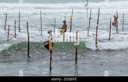 Weligama, Provincia del Sud / Sri Lanka - 07 26 2020:pescatori STILT splendido scenario nel sud dello Sri Lanka. Foto Stock