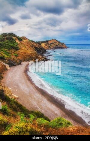 Immagine HDR di una spiaggia isolata sull'isola di Skiathos una giornata nuvolosa Foto Stock