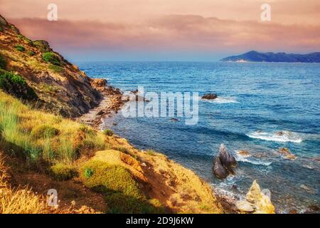 Immagine HDR di una spiaggia isolata sull'isola di Skiathos una giornata nuvolosa Foto Stock