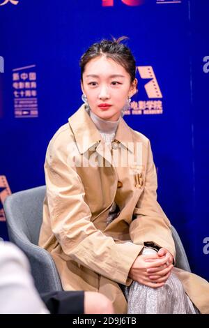 L'attrice cinese Zhou Dongyu partecipa al 70° anniversario della Beijing Film Academy a Pechino, in Cina, il 17 ottobre 2020. Foto Stock