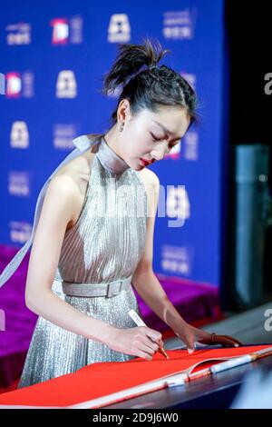 L'attrice cinese Zhou Dongyu partecipa al 70° anniversario della Beijing Film Academy a Pechino, in Cina, il 17 ottobre 2020. Foto Stock