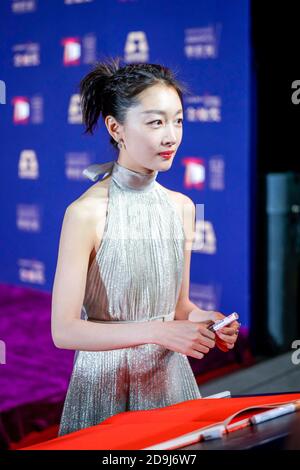 L'attrice cinese Zhou Dongyu partecipa al 70° anniversario della Beijing Film Academy a Pechino, in Cina, il 17 ottobre 2020. Foto Stock