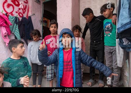 I bambini siriani posano per una foto in un campo profughi.secondo i 77 mila rifugiati siriani che soggiornano nella capitale della Turchia stanno cercando di sopravvivere nell'epidemia di COVID-19 ad Ankara Ulus. Nella corsa alla sopravvivenza, anche i bambini dei rifugiati stanno attraversando una grande prova. I bambini che non ricevono un'istruzione adeguata, servizi sanitari e di assistenza cercano di essere soddisfatti di tutto ciò che trovano. Per questi bambini che fanno le pistole di legno e le palle di carta sono sempre preoccupati per il loro destino futuro. Foto Stock