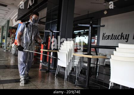 Medan, Indonesia. 06 novembre 2020. Un responsabile della salute vestito con una tuta protettiva spray disinfettanti fuori dalla Plaza Medan Fair come misura preventiva contro la diffusione del coronavirus. Credit: SOPA Images Limited/Alamy Live News Foto Stock