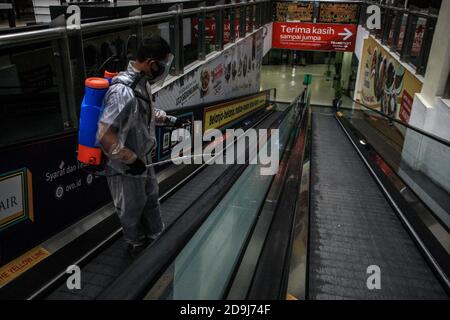 Medan, Indonesia. 06 novembre 2020. Un responsabile della salute vestito con tuta protettiva spruzzi disinfettanti presso la scala della Plaza Medan Fair come misura preventiva contro la diffusione del coronavirus. Credit: SOPA Images Limited/Alamy Live News Foto Stock