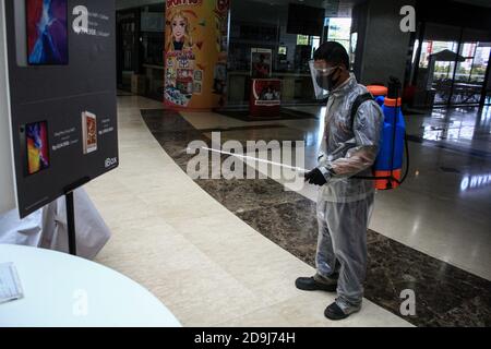 Medan, Indonesia. 06 novembre 2020. Un responsabile della salute vestito con una tuta protettiva spruzza disinfettanti all'interno della Plaza Medan Fair come misura preventiva contro la diffusione del coronavirus. Credit: SOPA Images Limited/Alamy Live News Foto Stock