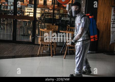 Medan, Indonesia. 06 novembre 2020. Un responsabile della salute vestito con una tuta protettiva spruzza disinfettanti all'interno della Plaza Medan Fair come misura preventiva contro la diffusione del coronavirus. Credit: SOPA Images Limited/Alamy Live News Foto Stock