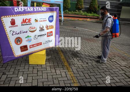 Medan, Indonesia. 06 novembre 2020. Un responsabile della salute vestito con una tuta protettiva spray disinfettanti fuori dalla Plaza Medan Fair come misura preventiva contro la diffusione del coronavirus. Credit: SOPA Images Limited/Alamy Live News Foto Stock