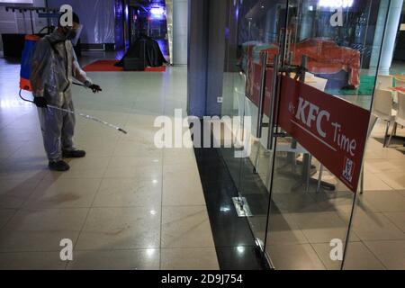 Medan, Indonesia. 06 novembre 2020. Un responsabile della salute vestito con una tuta protettiva spruzza disinfettanti all'interno della Plaza Medan Fair come misura preventiva contro la diffusione del coronavirus. Credit: SOPA Images Limited/Alamy Live News Foto Stock