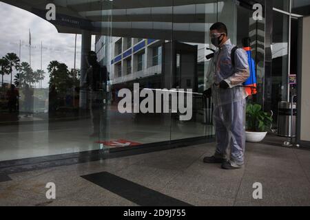 Medan, Indonesia. 06 novembre 2020. Un responsabile della salute vestito con una tuta protettiva spray disinfettanti fuori dalla Plaza Medan Fair come misura preventiva contro la diffusione del coronavirus. Credit: SOPA Images Limited/Alamy Live News Foto Stock