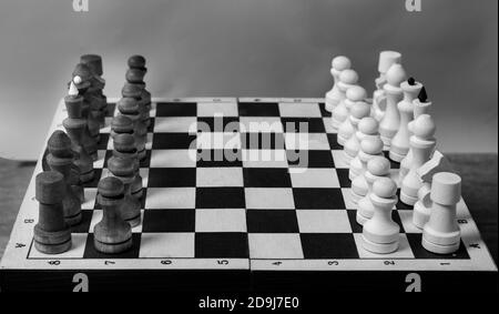 L'inizio di un gioco di scacchi, pezzi di fila, primo piano, fuoco selettivo, bianco e nero. Business Concept inizio di negoziati commerciali, cooperazione commerciale Foto Stock