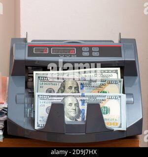 Electronic Money Counter conta le banconote da cento dollari americane. Foto Stock