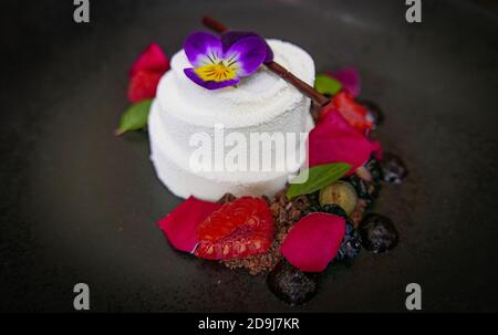 Fuoco selettivo di una bella torta di fiori Foto Stock