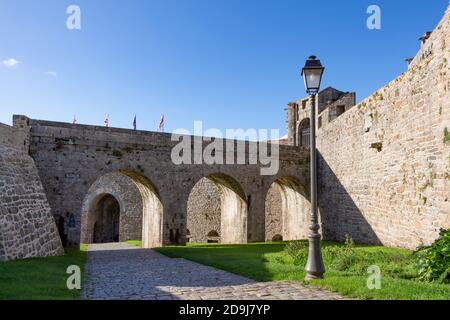 Bastioni e ponte del castello di Dinan Foto Stock