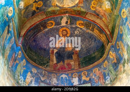 Pskov, Russia-16 giugno 2015. Bellissimi affreschi antichi della Cattedrale di Spaso-Preobrazhensky del monastero di Mirozhsky n Pskov. Gli affreschi erano pa Foto Stock