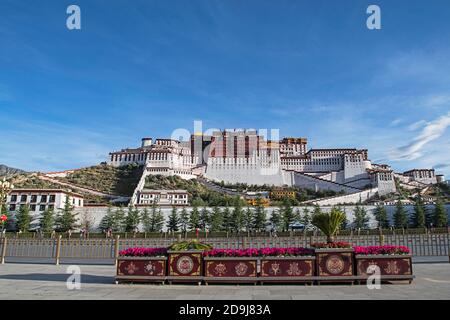 Il Potala Palace è un magnifico edificio con la più alta altitudine del mondo. E' anche il più grande e completo complesso di palazzi antichi Foto Stock