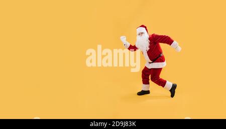 Babbo Natale in un divertente pongono, studio shot. Foto Stock