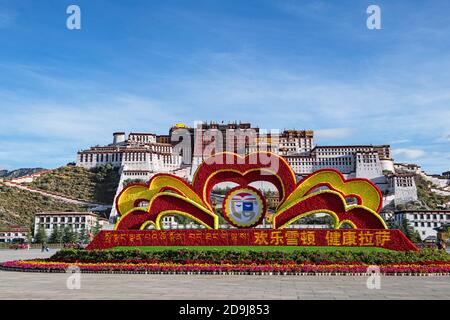 Il Potala Palace è un magnifico edificio con la più alta altitudine del mondo. E' anche il più grande e completo complesso di palazzi antichi Foto Stock