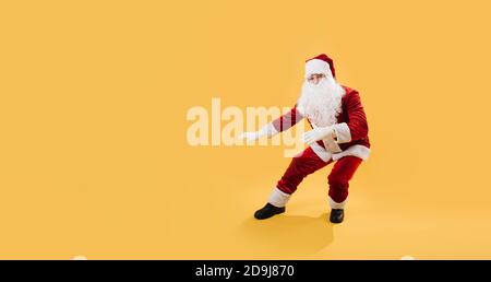 Happy dancing Santa Claus rendendo peculiare si muove Foto Stock