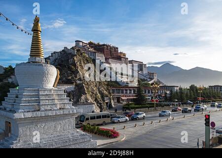 Il Potala Palace è un magnifico edificio con la più alta altitudine del mondo. E' anche il più grande e completo complesso di palazzi antichi Foto Stock