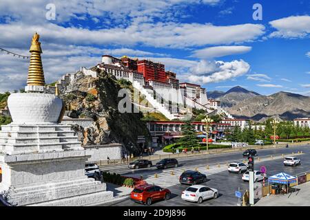 Il Potala Palace è un magnifico edificio con la più alta altitudine del mondo. E' anche il più grande e completo complesso di palazzi antichi Foto Stock