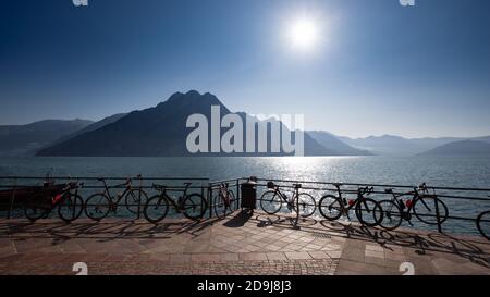 Diverse moto sportive appoggiate sulla ringhiera di un alto lago alpino di montagna Foto Stock