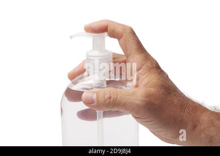 Mano umana che tiene una bottiglia di plastica con disinfettante isolato bianco Foto Stock