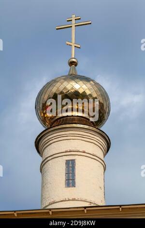 Cupola dorata con croce della Cattedrale di Tikhvin Dormition. Russia Foto Stock