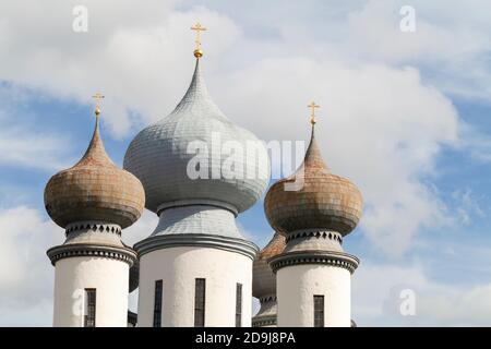 Cupole con di Tikhvin Cattedrale di Dormizione sono sotto nuvoloso cielo Foto Stock
