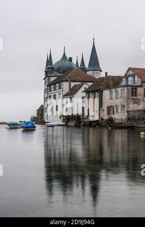 Il Turmhof a Steckborn in una mattinata foggosa, Lago di Costanza, Canton Turgau, Svizzera Foto Stock