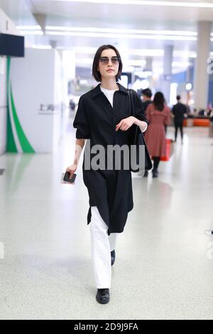 Attrice cinese, modello, ed ex ballerino Du Juan arriva in un aeroporto di Shanghai prima della partenza a Shanghai, Cina, 19 ottobre 2020. Foto Stock