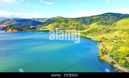 Vista aerea del lago Erhai, un lago di faglia alpino nella città di Dali, provincia di Yunnan, 5 ottobre 2020. Foto Stock