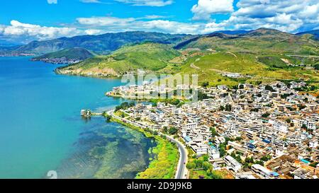 Vista aerea del lago Erhai, un lago di faglia alpino nella città di Dali, provincia di Yunnan, 5 ottobre 2020. Foto Stock